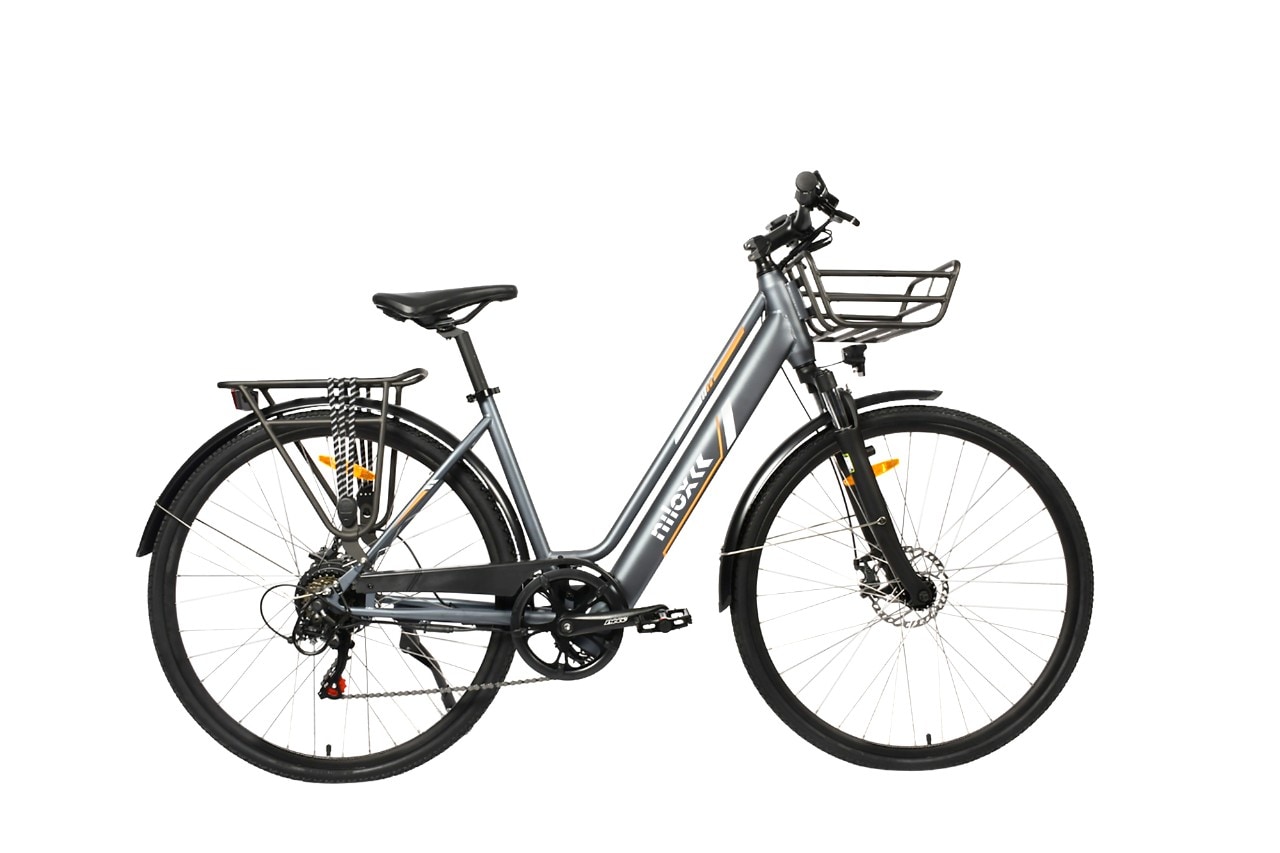 <div class='descrGalleryTitle'>E-BIKE CARGO LIGHT</div><div class='descrGalleryText'><p>La famiglia delle e-bike di Nilox si allarga e accoglie la <b>Cargo Light, un primo passo del brand verso le bici per il trasporto di merci e di persone, ampiamente diffuse in nord Europa</b>. Pensata per coloro che necessitano di maggiore spazio per i propri effetti personali e ideale per trasportare facilmente la spesa, Cargo Light è dotata di due portapacchi da 25 kg, uno posteriore e uno anteriore, con fasce elastiche per il massimo della stabilità durante gli spostamenti.&nbsp;</p>
<p>La batteria 36 V 10 Ah al litio integrata la rende simile a una bicicletta muscolare, ma il motore da 36 V 250 W Brushless High Speed con sensore di coppia consente di percorrere lunghe distanze con dei carichi senza sforzi. Versatile e pratica, grazie al cambio SHIMANO a 6 velocità, con la Cargo Light è possibile percorrere fino a 60 km a una velocità massima di 25 km/h.&nbsp;</p>
<p>Performance e resistenza emergono dal telaio in acciaio, capace di sostenere fino a 120 kg di peso, e dalle ruote da 27.5” x 1.5”, mentre la sicurezza che caratterizza i prodotti Nilox qui si ritrova nei freni a disco e nelle luci LED, sia frontali che posteriori, che rendono visibile il mezzo anche di notte. Inoltre, l’intuitivo display LCD rende agevole monitorare numerose informazioni, tra cui autonomia della batteria, velocità massima, chilometri percorsi, per avere tutto sotto controllo.&nbsp;</p>
<p>E-bike Cargo Light sarà disponibile a un prezzo al pubblico consigliato di <b>1.699,95 euro</b>.&nbsp;</p>
</div>